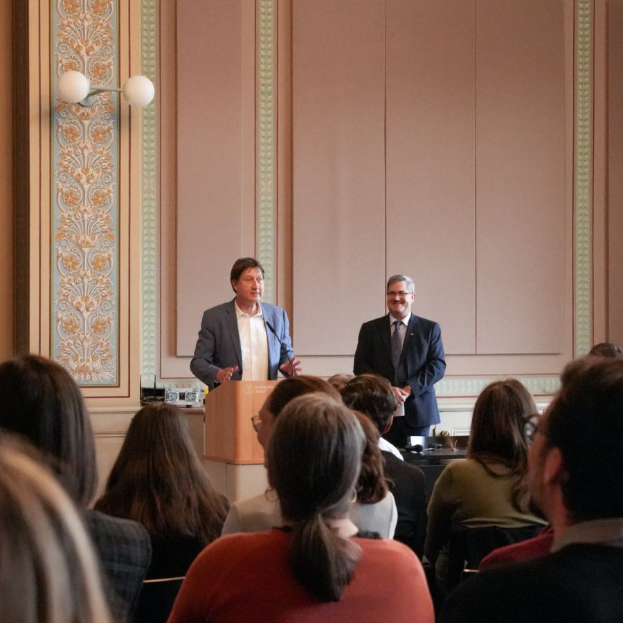 Frank Rühli, Dekan der Medizinischen Fakulät, und Thomas Gächter, Dekan der Rechtswissenschaftlichen Fakultät, eröffnen die Veranstaltung
